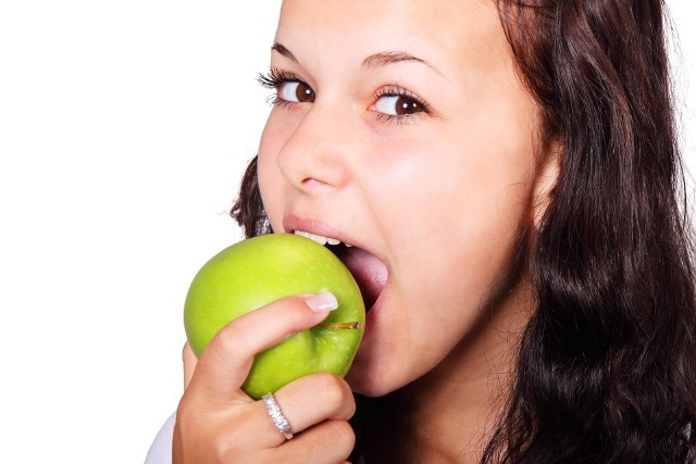 Jabłka są tanie, łatwo dostępne, a przede wszystkim mają wiele cennych dla zdrowia właściwości. Dlaczego warto je jeść każdego dnia? Sprawdźcie w galerii 10 korzyści z jedzenia jabłek. Szczegóły prezentujemy na kolejnych slajdach.