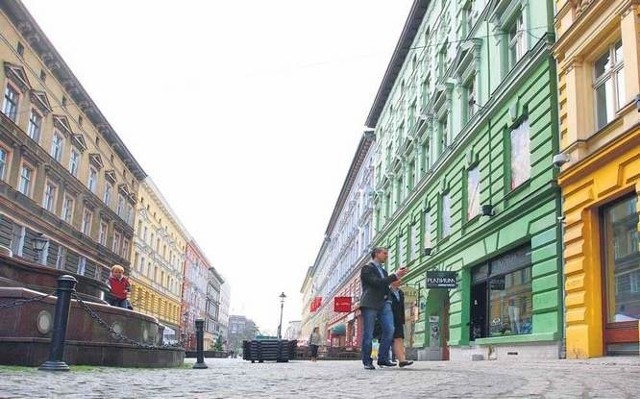 Od początku lipca do służby w rejon Deptaka Bogusława skierowano kilkudziesięciu funkcjonariuszy policji i straży miejskiej. Szczecińscy policjanci nadal będą obejmować nadzorem te okolice.