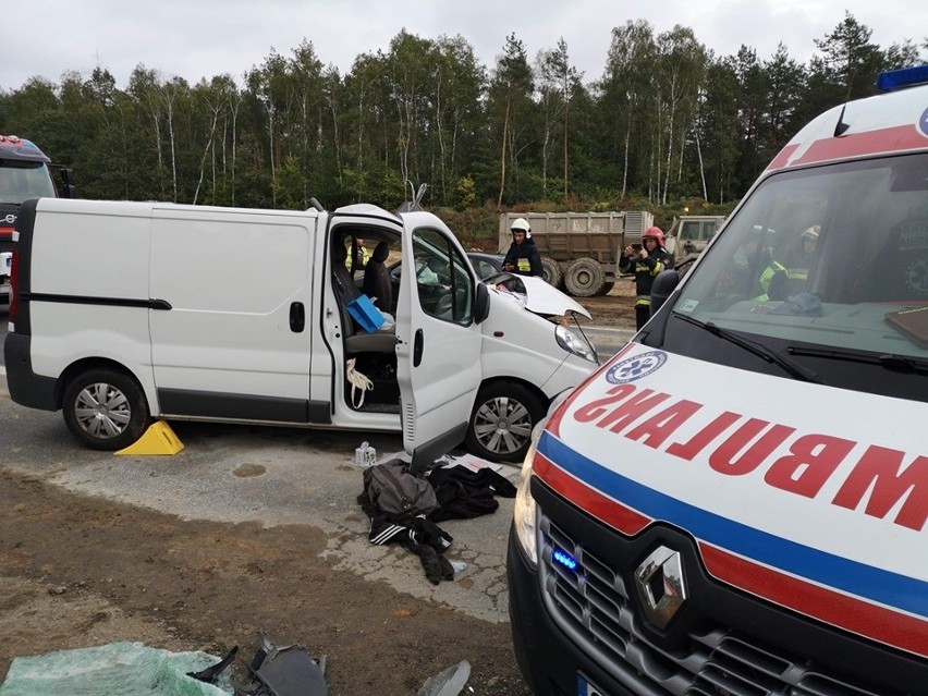 Wypadek na DK1 w Kruszynie ZDJĘCIA Kierowca zakleszczył się w aucie