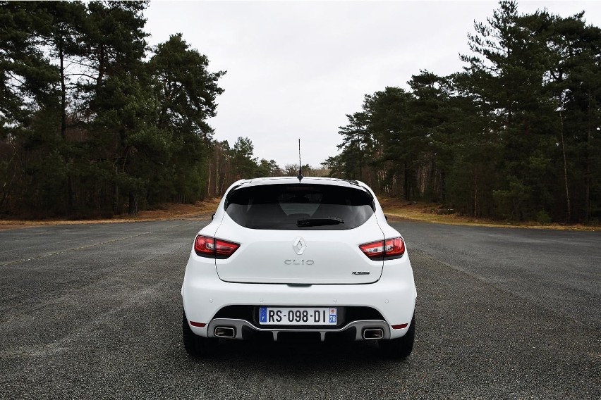 Pod maską Renault Clio RS 220 Trophy pracuje turbodoładowany...