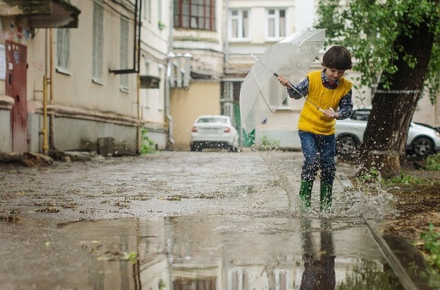 W poniedziałek w Poznaniu termometry pokażą maksymalnie 21 stopni Celsjusza. W nocy temperatura spadnie natomiast do 11 stopni. W ciągu dnia będzie słonecznie, jednak wystąpią przelotne opady deszczu. Wiatr powieje z wschodu, a w porywach będzie sięgać 45 km/h. Ciśnienie: 1016 hPa. Zobacz prognozę pogody na kolejne dni ------->