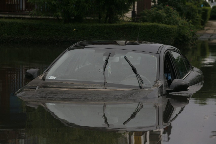Samochody zalane podczas powodzi zwykle wymagają po zakupie...