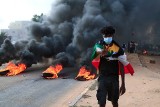Sudan: Wojskowy zamach stanu [ZDJĘCIA] Armia przejęła władzę, zatrzymano rząd. Padły strzały do demonstrantów, są zabici i ranni