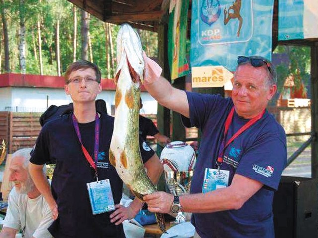 Tomasz Paliwoda (z lewej) i jego rekordowy szczupak, którego złowienie dało białostoczaninowi mistrzostwo Polski w łowiectwie podwodnym