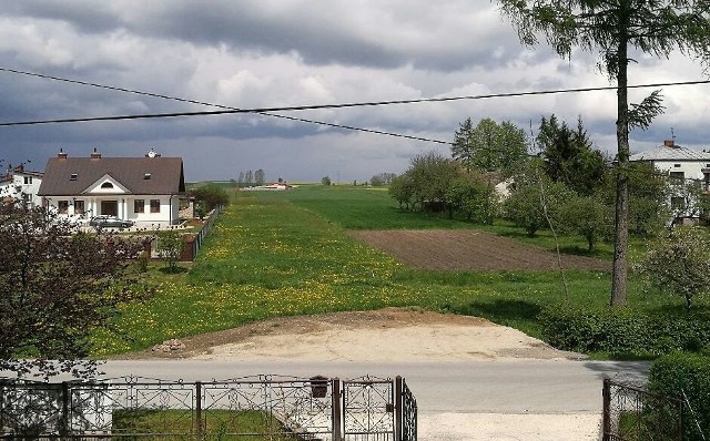 Budynki obecnej chlewni w Oględowie na zdjęciu w tle. Nowa chlewnia miałaby powstać mniej więcej w takiej odległości od domów. Jak mówi inwestorka w odległości około 1 kilometra.