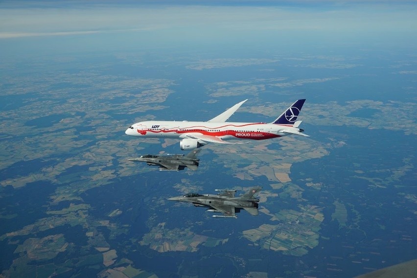 Rocznicowy "Dreamliner" wylądował na Okęciu. Asystowały mu myśliwce F-16 [GALERIA]