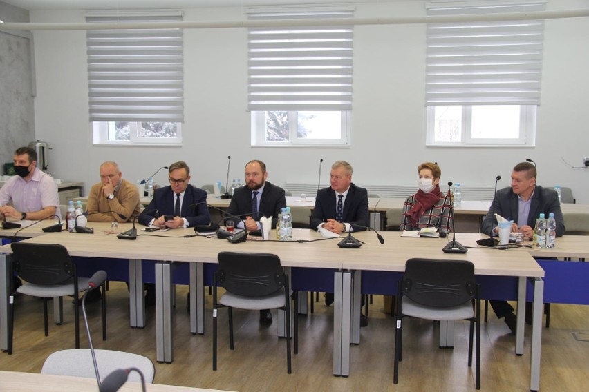Spotkanie starosty powiatu radomskiego z wójtami. Podsumowano inwestycje i poinformowano o planach