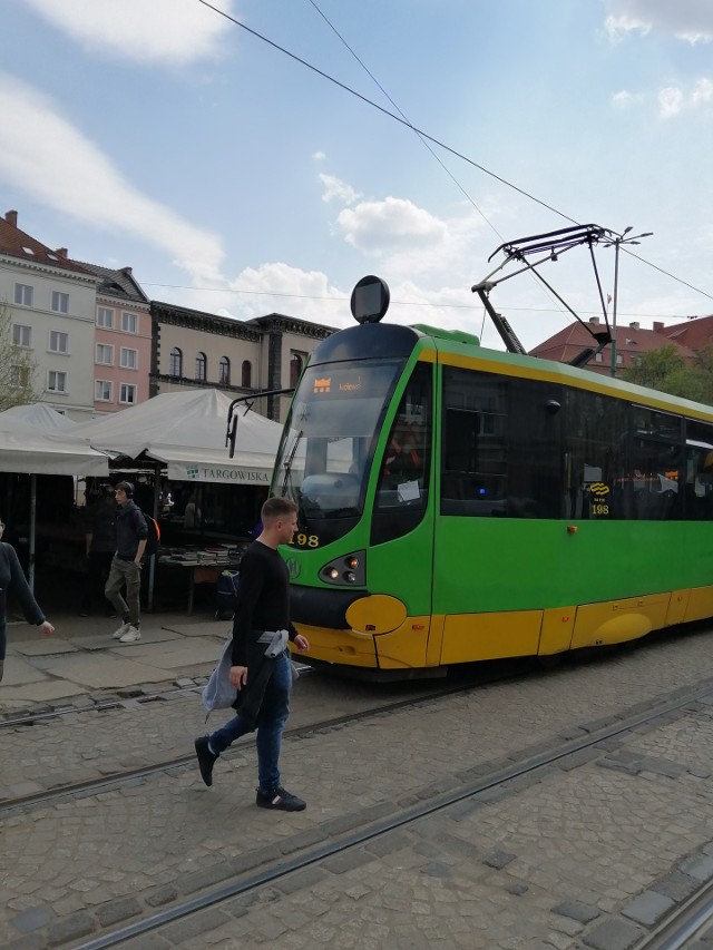 Usterka tramwaju linii 17 zatrzymała bimby na placu Wielkopolskim - ale właśnie tramwaj jest usuwany i ruszają stojące w korku inne składy.