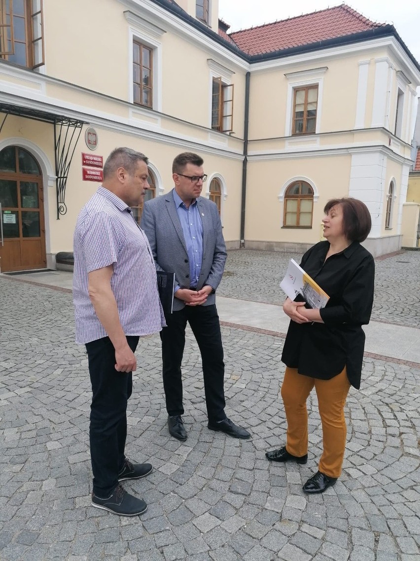 Przedstawiciele partnerskiego miasta Ostróg na Ukrainie odebrali pomoc od władz Sandomierza i powiatu. Co zawiozą swoim mieszkańcom?