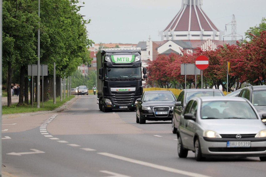 Taki widok na ul. Piastowskiej to norma. Obok są bloki