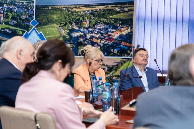 Podczas ostatniej, 67. sesji Rady Miejskiej w Sępólnie Krajeńskim, radni oficjalnie pożegnali się z mijającą kadencją. Za współpracę z przewodniczącym dziękowali m. in. sołtysi i kierownicy gminnych jednostek.