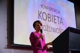 Jadwiga Emilewicz na konferencji Kobieta Możliwości: Kobiety nie dostrzegają "kur domowych"