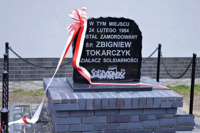 Tablicę przypominającą Zbigniewa Tokarczyka przymocowaną do ściany budynku, zastąpiła tablica na postumencie.