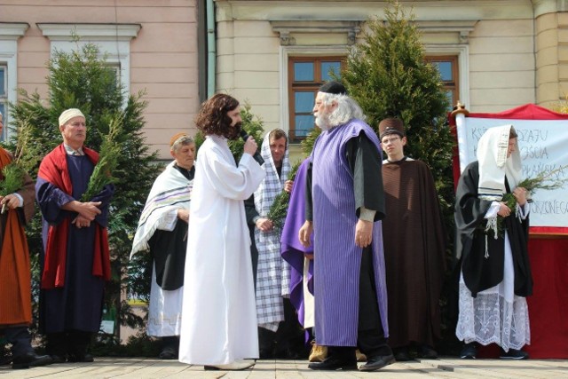 W Niedzielę Palmową ulice Strumienia po raz drugi w tym roku stały się miejscem widowiskowych misteriów. Tłumy ludzi, brały udział w inscenizacji wkroczenia Jezusa do Jerozolimy. Misteria Męki Pańskiej to w Strumieniu długoletnia tradycja, podtrzymywana przez parafię św. Barbary. Po raz kolejny mieszkańcy wcielili się w biblijne postaci. Aktorzy corocznie otrzymują nowe role do odegrania. Przygotowują również scenografię