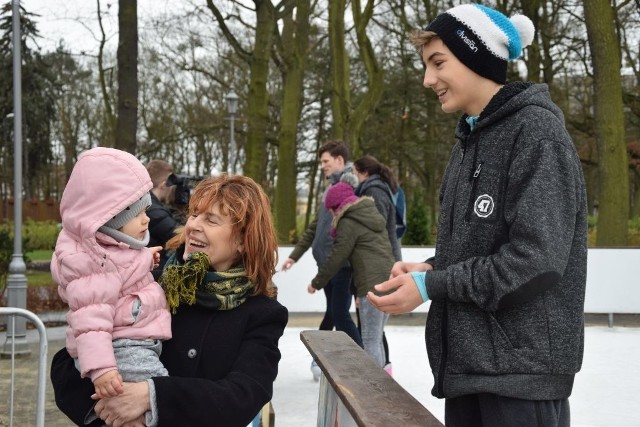 Ewa Szajda (w środku) często zabiera swoje wnuki na sztuczne lodowisko. - Tu jest rodzinny klimat - mówi babcia 1,5 rocznej Leny i 14-letniego Kacpra