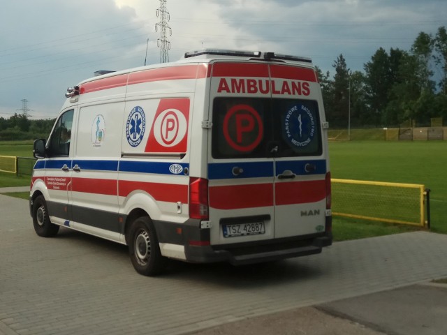 Karetki zabrały do szpitala dwóch piłkarzy czwartoligowych Czarnych Połaniec.