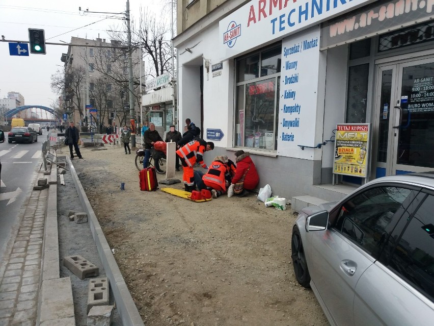 Wypadek na Grabiszyńskiej. Mercedes wjechał na chodnik i potrącił dwie kobiety [ZDJĘCIA]