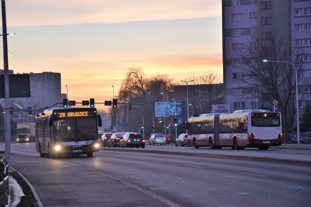 Buspasy na poszerzonej ul. Niemodlińskiej miały być uruchomione po otwarciu obwodnicy piastowskiej. Ale miasto odkłada to w czasie