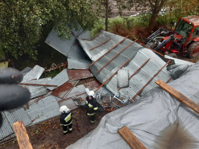 Strażacy zabezpieczają zniszczenia w gospodarstwie w Gostycynie