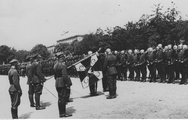 Przysięga rekrutów na placu Świętej Katarzyny. W roli głównej występuje sztandar ufundowany przez miasto, a wręczony przez generała Sikorskiego 3 maja 1922 roku