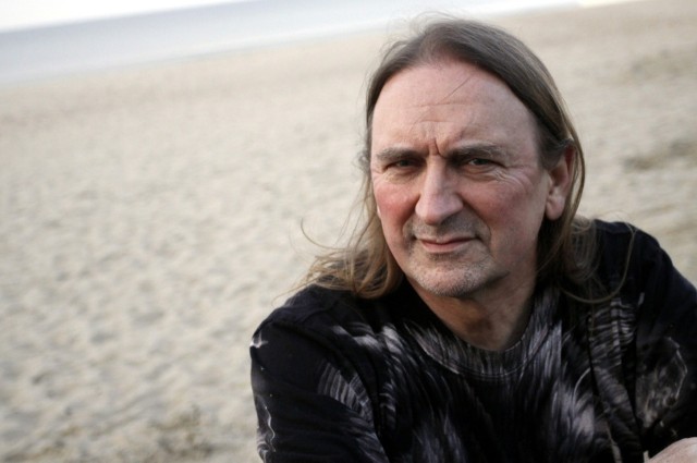 Marek Piekarczyk od  roku 1981, z kilkoma krótkimi przerwami, jest wokalistą zespołu TSA