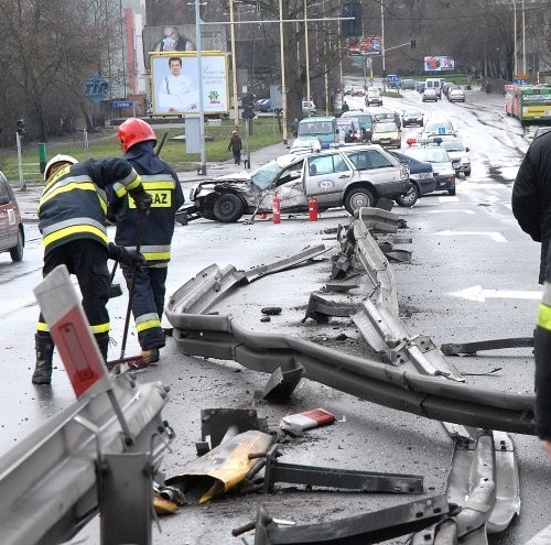 Samochód straży pożarnej staranował auto osobowe i zniszczył 50 metrów barier ochronnych na ul. Sczanieckiej.