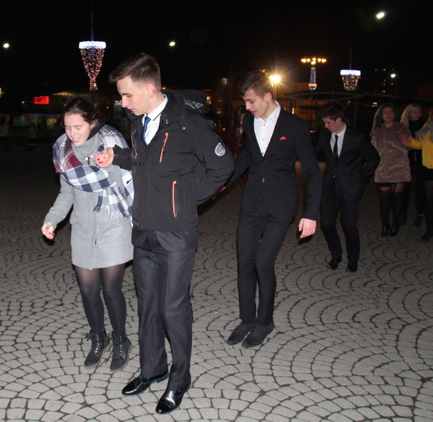 Maturzyści zatańczyli poloneza przed PKZ w Dąbrowie...