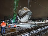 W nocy Faustyna była przenoszona nad torami przez dwa dźwigi, które chwyciły 55-tonowy ciężar. Zobacz zdjęcia!