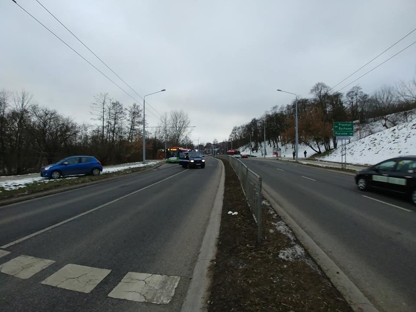 Potrącenie na ul. Nadbystrzyckiej w Lublinie. 14-latka w szpitalu. Droga zablokowana