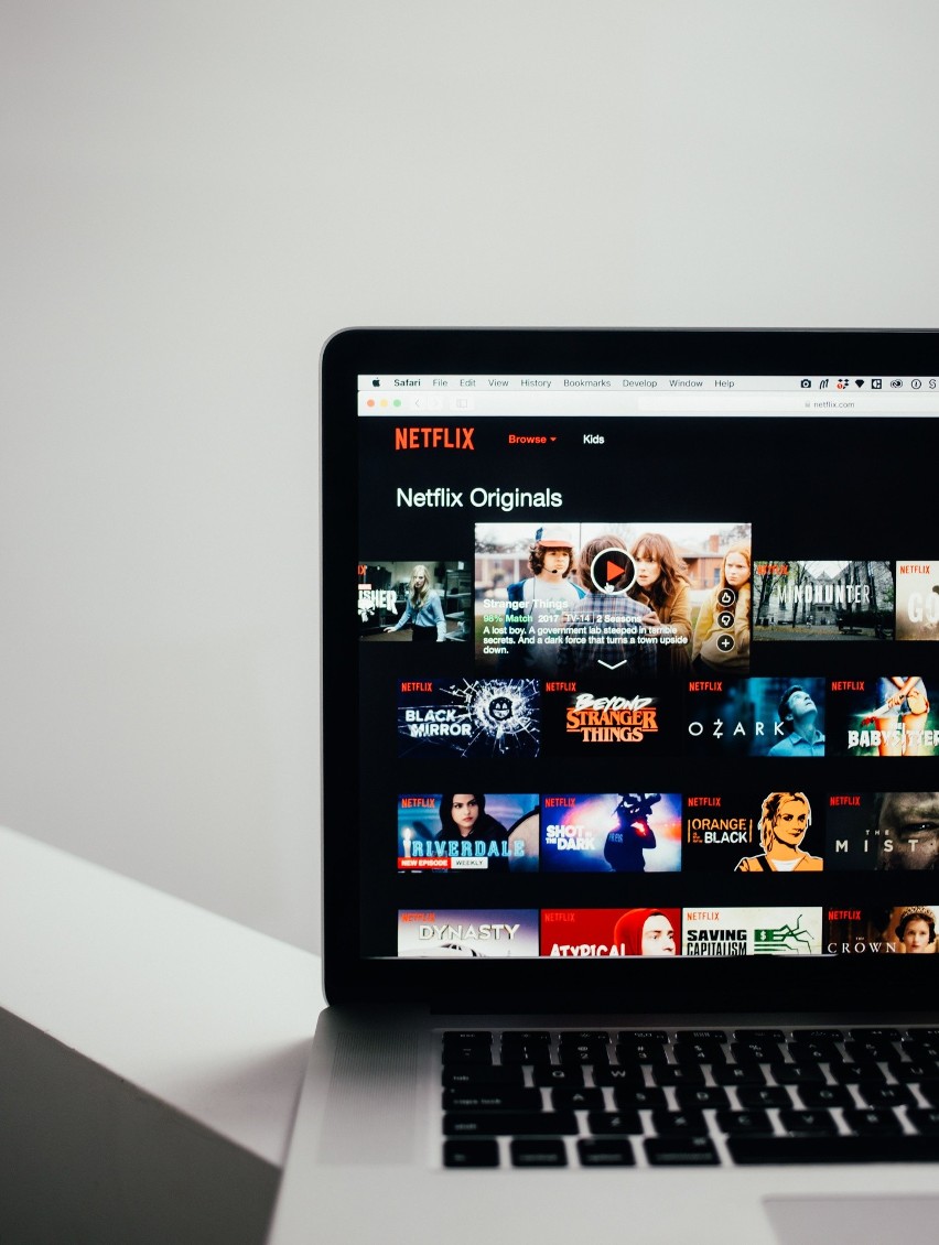 Oto najnowsze polskie filmy i seriale dostępne na Netflixie! Lista tytułów, które miały premierę w 2020 roku. Co warto obejrzeć? 