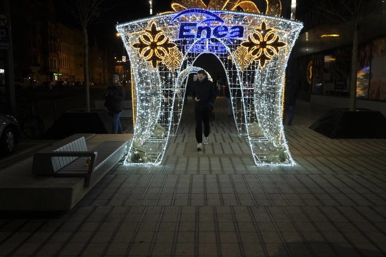 W Poznaniu można jeszcze poczuć magię świąt. Demontaż iluminacji świetlnych został wstrzymany ze względu na panujące warunki pogodowe 