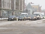 Załamanie pogody w Koszalinie. Jest ślisko a gęste opady śniegu utrudniają jazdę [ZDJĘCIA]