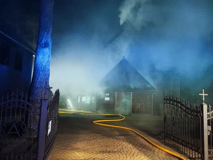 Strażacy w środę w nocy gasili pożar drewnianego kościoła w...