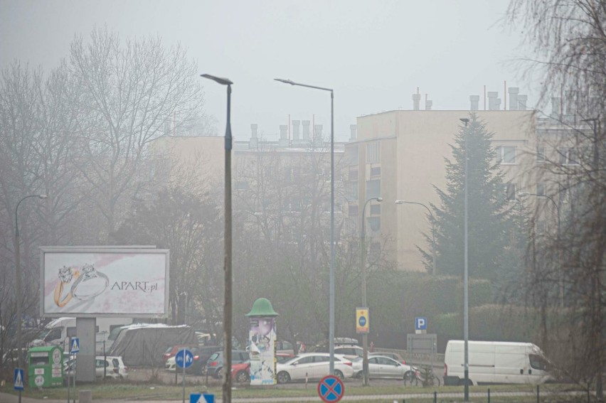 Gęsta mgła w Krakowie. Słaba widoczność na drogach, korki