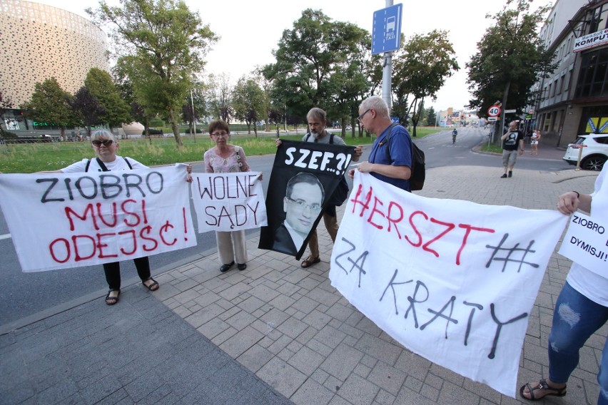 Protest opozycji przeciwko Zbigniewowi Ziobro. Ostre słowa Sienkiewicza i Rzepki [ZAPIS TRANSMISJI]