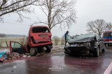 Knyszyn. Wypadek z udziałem dwóch samochodów na drodze wojewódzkiej nr 671. Jedna osoba trafiła do szpitala (zdjęcia)