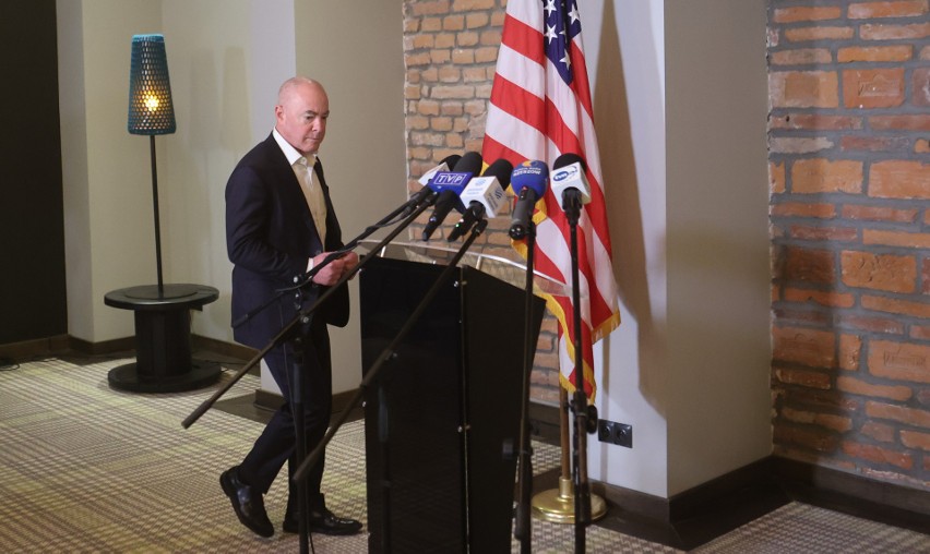 Sekretarz Bezpieczeństwa Wewnętrznego USA Alejandro Mayorkas spotkał się z przedstawicielami polskich mediów w Rzeszowie
