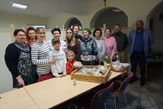W przededniu świąt z rodzinami z Ukrainy spotkała się burmistrz Koprzywnicy Aleksandra Klubińska czwarta od lewej. Spotkanie w serdecznej atmosferze pozwoliło choć na trochę odwrócić myśli od koszmaru wojny. Pani burmistrz przyszła z ciepłym słowem i życzeniami,  aby uchodźcy znaleźli w tym wyjątkowym czasie spokój w sercu i wyciszenie.