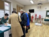 Wybory parlamentarne 2023. W Żorach w obwodzie nr 1 większa liczba osób przyszła po mszy św. Głosowanie potrwa do godziny 21 ZDJĘCIA