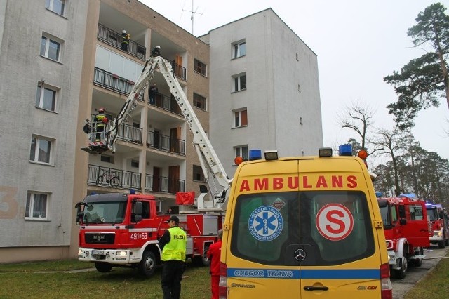 Przy użyciu podnośnika strażacy ewakuowali matkę z 4-letnim dzieckiem.