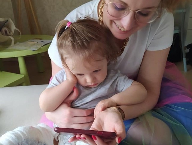 1,5-roczna Julka Szczerba z Wachowa jest już po operacji.