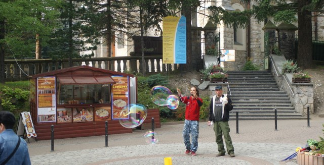 Buda z langoszami stoi przed wejściem do kościoła na terenie parafii. To ścisłe centrum Zakopanego