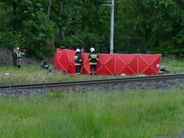 Do tragicznego wypadku doszło 4 czerwca na przejeździe kolejowym w Dunowie. Zginęły dwie osoby.