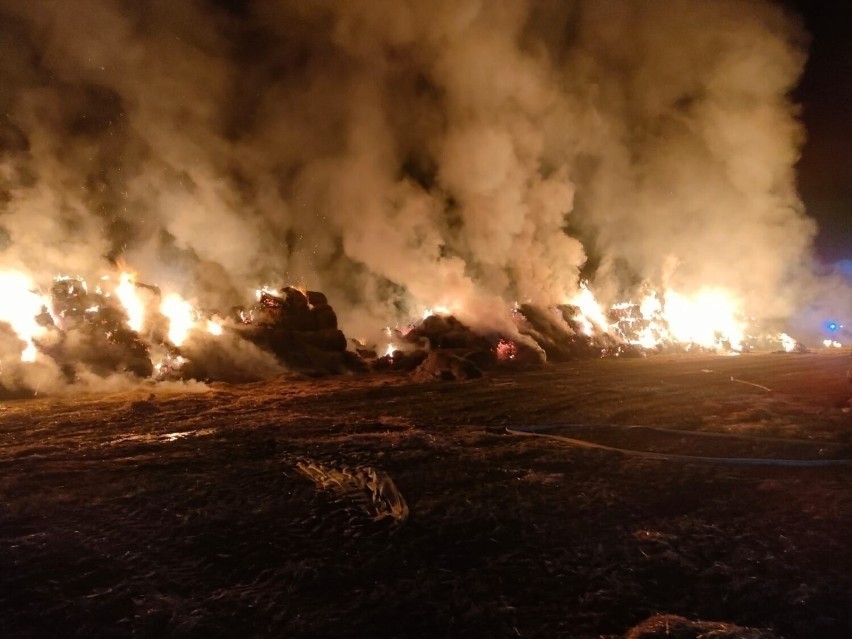 Pożar w Łódzkiem w powiecie łęczyckim. Paliła się sterta słomy. Akcja strażaków trwała ponad 10 godzin