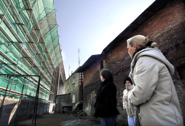 Nie ma co się dziwić obawom mieszkańców domu przy ul. Chłopskiej, gdy nad ich głowami demontowane są 20-tonowe betonowe płyty. Tym bardziej, że robotnicy nic sobie z zaleceń inspektorów nadzoru budowlanego nie robią.