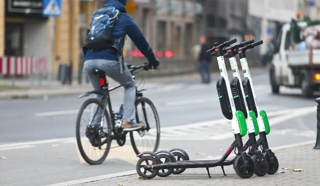 Tak prezentują się elektryczne hulajnogi w Warszawie