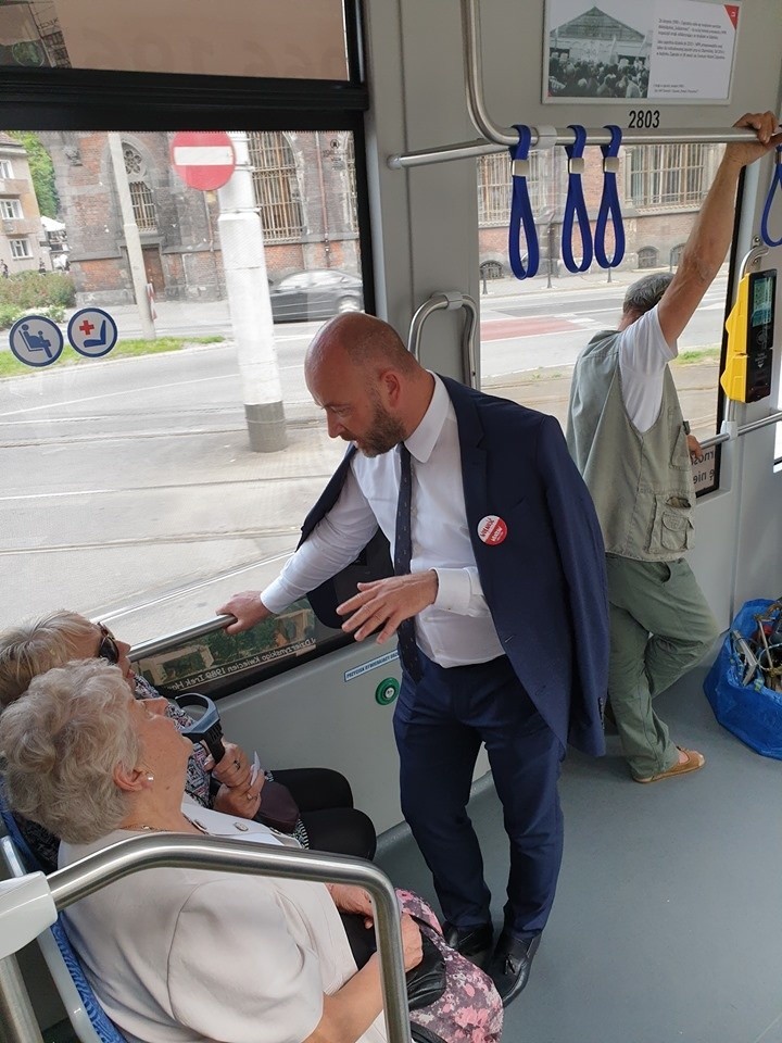 Prezydent Sutryk i prezes MPK w tramwaju. Pasażerowie wytknęli wszystkie bolączki (ZOBACZ)