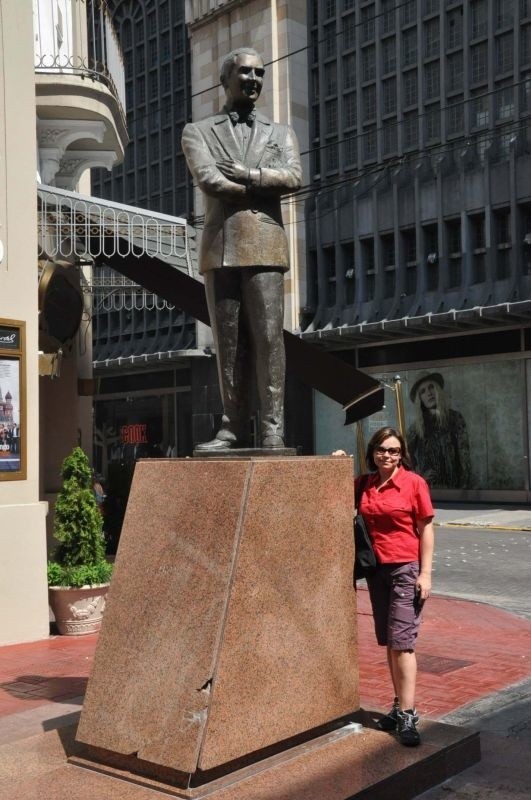 Pomnik najsłynniejszego pieśniarza tanga Carlosa Gardela.
