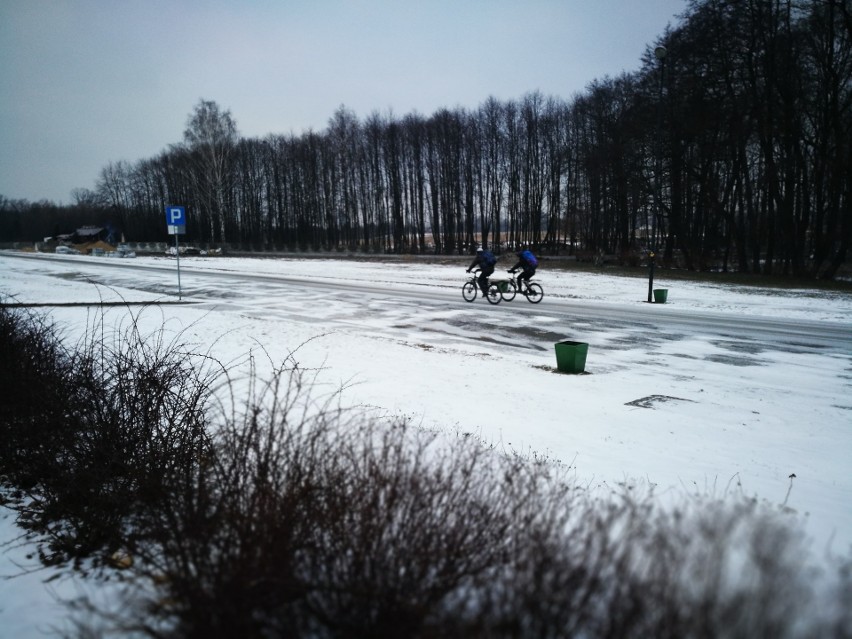 1 marca 2018, rowerzyści w Dolinie Trzech Stawów w...