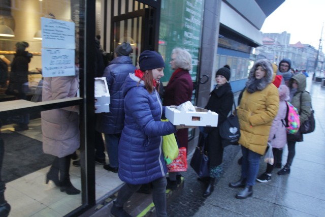 Kolejka po pączki do "Słowika" w Katowicach